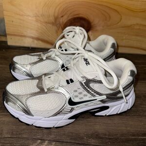 Women’s Nike V5 RNR Size 6